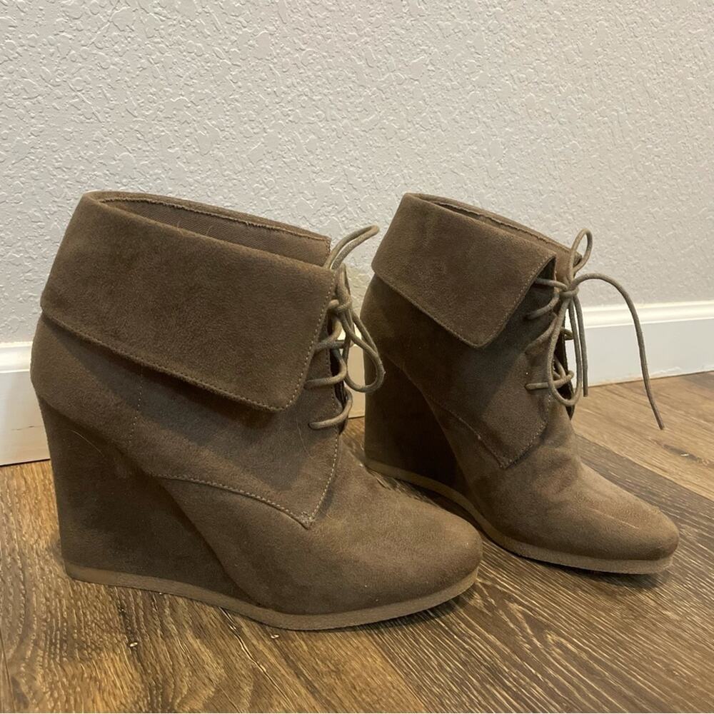 MOSSIMO SUPPLY CO Taupe Faux Suede Lace Up Booties Sz 10